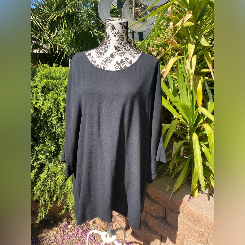 3/$15 LANE BRYANT top. Measures 3X-4X
